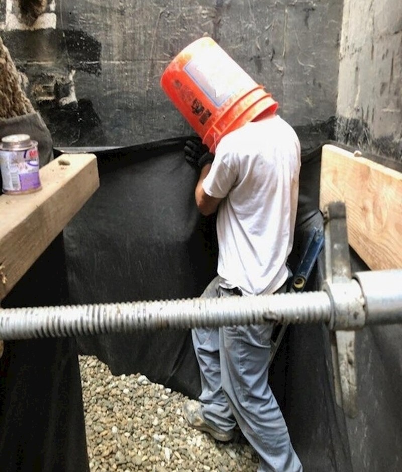 Zaboravio je ponijeti zaštitnu kacigu.