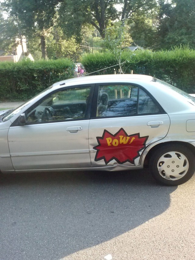 Netko mu je udario auto pa je smislio kreativno rješenje...
