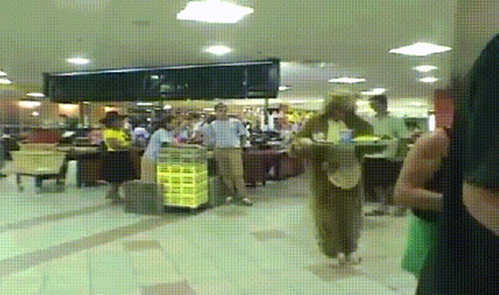 Netko je u shopping centru snimio bizarnu scenu s likom koji je glumio klokana