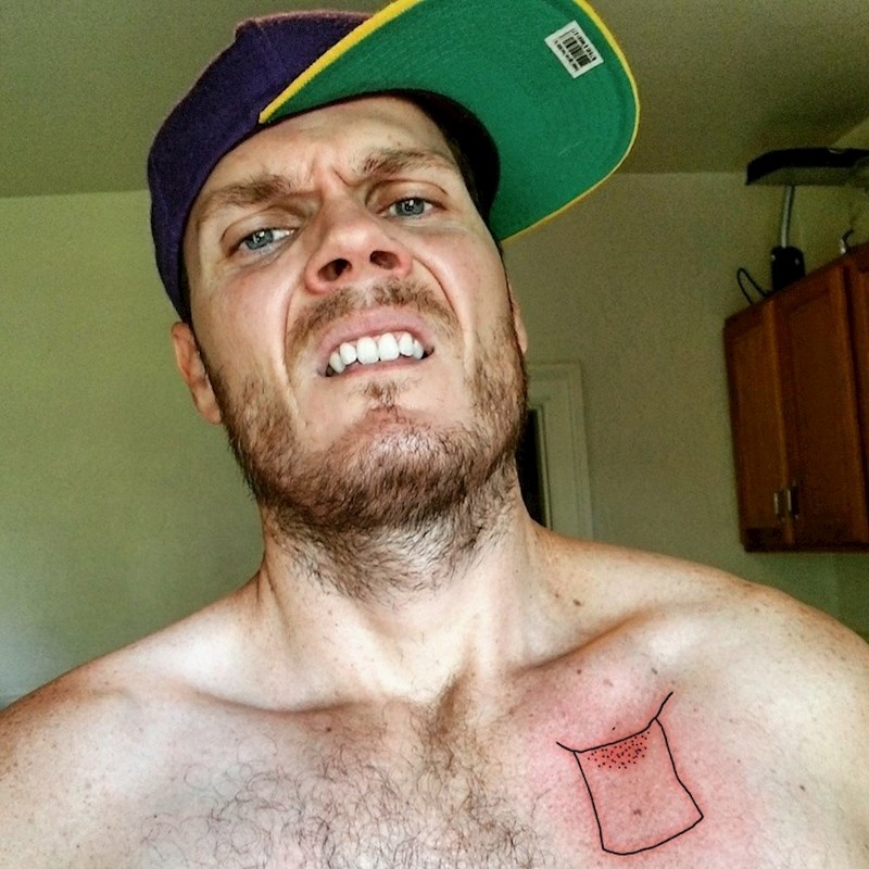 "Bio sam na partyju, napio se i zamolio nekog lika da mi tetovira vrat. Kad sam se probudio, vidio sam ovo. Umjesto da mi napravi tetovažu na vratu, lik je doslovno tetovirao vrat na moja prsa. Koji čudak!"