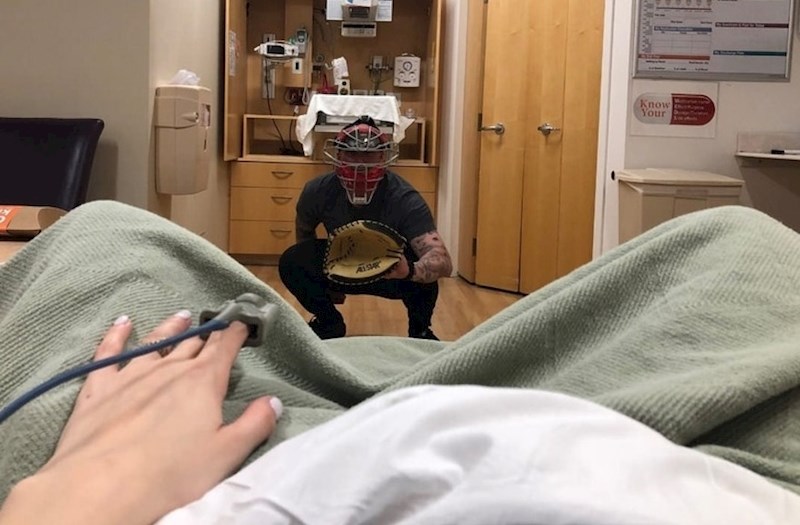 Za uspješan porođaj je potreban i dobar hvatač beba. Tako bar misli ovaj lik.