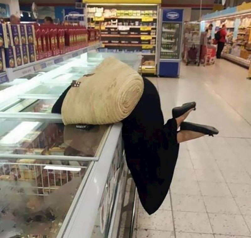 Ono kad vam je prevruće pa glumite da pokušavate nešto izvaditi iz hladnjaka...