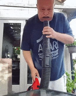 Stariji muškarac se igrao kao dijete, žena ga je zbunjeno gledala kad je vidjela što radi dok ona nije tu