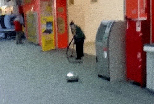 Nespretni radnik nikako nije mogao shvatiti zbog čega mu je usisavač toliko loš