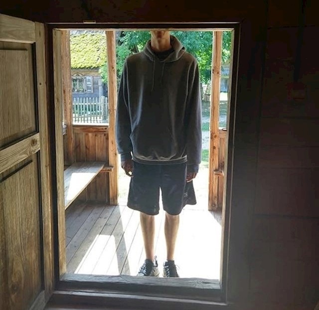 "Moj brat se nedavno preselio u Litvu. Visok je 1,98 m. Poslao je sliku koja pokazuje da je naišao na probleme..."