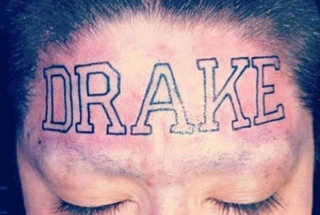 Jedna žena je sebi na čelo tetovirala ime najdražeg pjevača. Drake nije bio nimalo zadovoljan kad je vidio fotografiju koja je završila na internetu. Rekao je da bi tattoo majstor koji je ovo napravio trebao ostati bez posla.