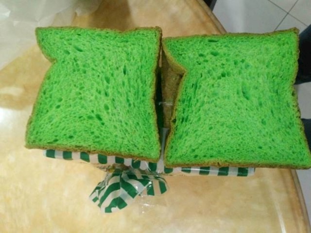 "Ovdje u Maleziji imamo tost koji je zelen zbog pandana, biljke koju pomiješaju u smjesu tijekom proizvodnje."
