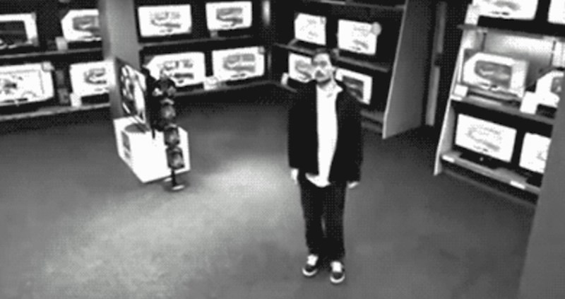 Nasmijat će vas snimka lik koji je smislio kako na neprimjetan način ukrasti televizor