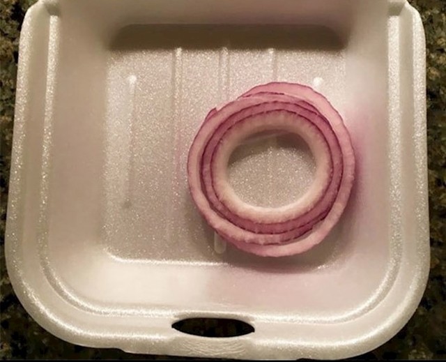 Naručio je hamburger i tražio više luka. Uz burger mu je stiglo ovo.