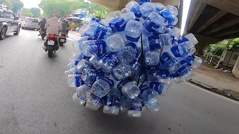 VIDEO Evo što se dogodi kad ljudi pretjeraju s prijevozom tereta na premalim vozilima