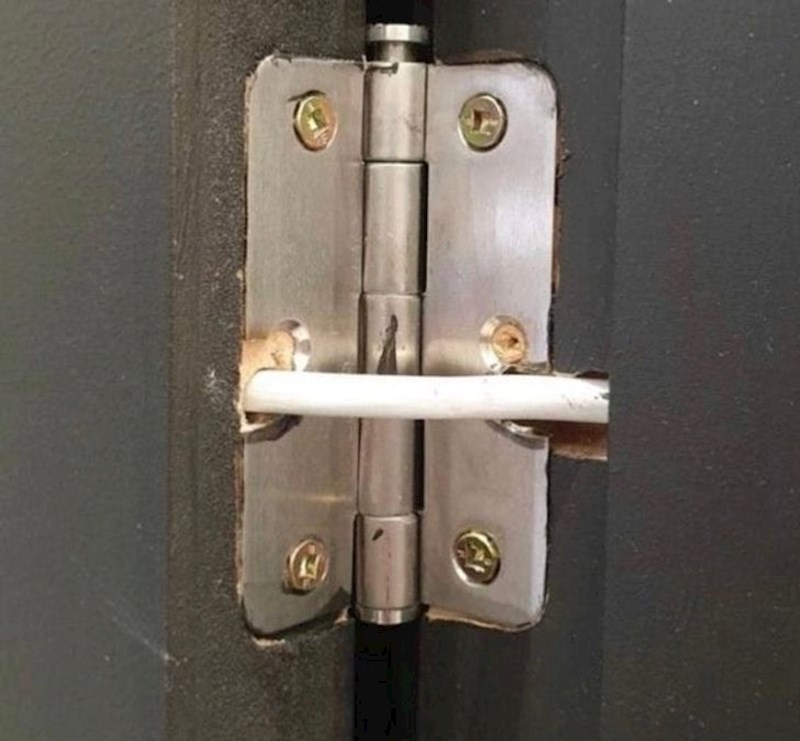 Ma da... odlično mjesto za strujni kabel...