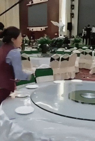 Postavljanje stola nije nikakva mudrost, no način na koji je to ova radnica obavila će vas zadiviti