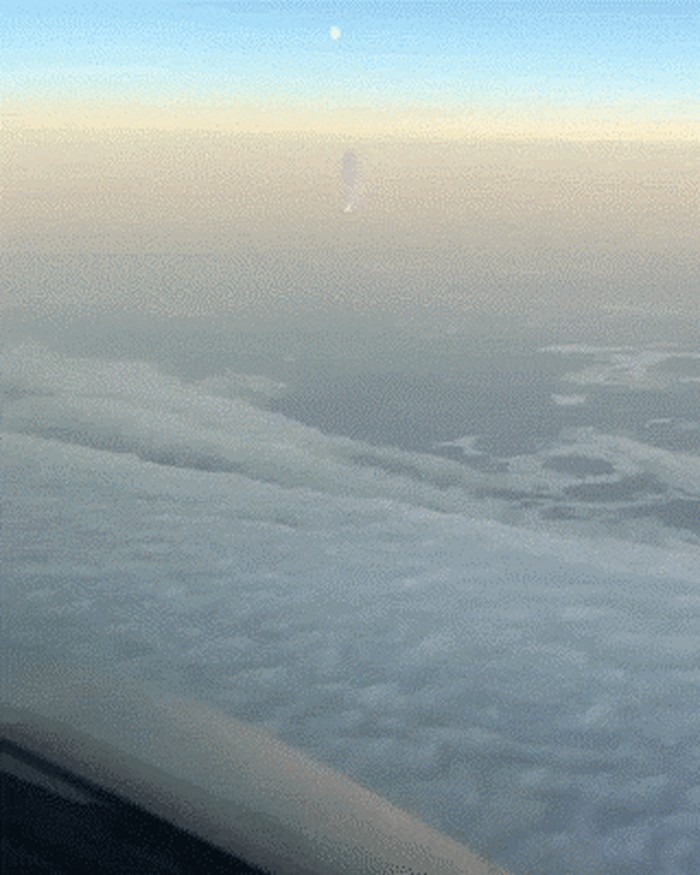 Evo kako izgleda kada ispod aviona u kojem vi putujete proleti još jedan putnički avion