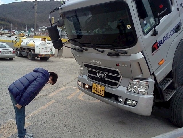 Japanski vozač poštuje svoj kamion.