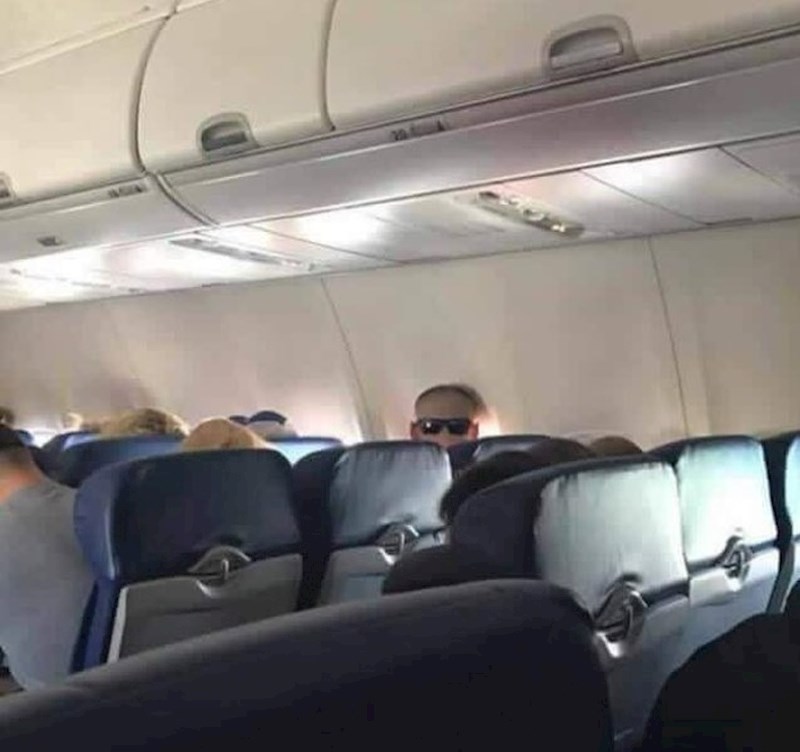 "Mislio sam da me ovaj lik u avionu cijelo vrijeme gleda. Kasnije sam shvatio da su mu sunčane naočale namještene naopako."