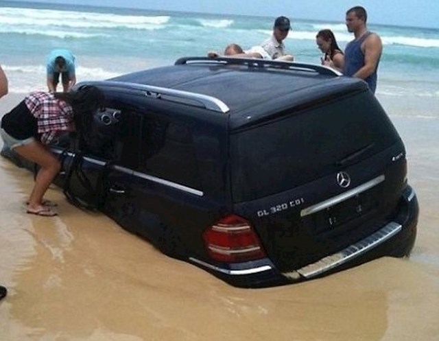 Parkiranje auta na plaži nikad nije dobra ideja.