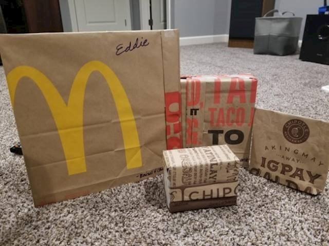 13 parova podijelilo je slike koje pokazuju smiješnu stranu bračnog života "moja žena je zapakirala svoje božićne poklone u vrećice iz fast food restorana."