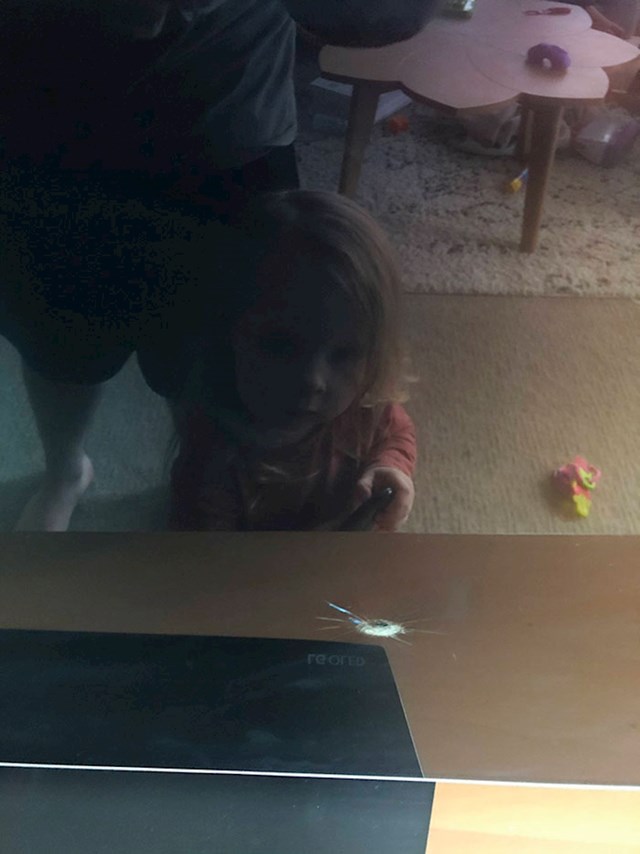Roditelji su podijelili slike najsmješnijih problema s djecom koje su doživjeli u karanteni trogodišnjakinja je bacila igračku na tv, evo zbog čega mama i tata sad ne mogu gledati televiziju.