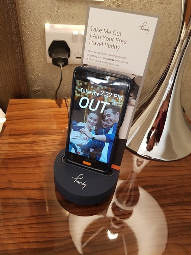 Hotel nudi besplatan mobitel s uključenim pozivima i mobilnim podacima.