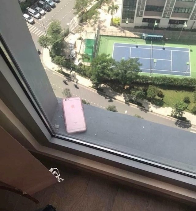 "Tko je vlasnik ovog mobitela ispred mog prozora? Na koji način je završio na ovom mjestu? Kako ga dohvatiti? Donji dio prozora se ne može otvoriti."