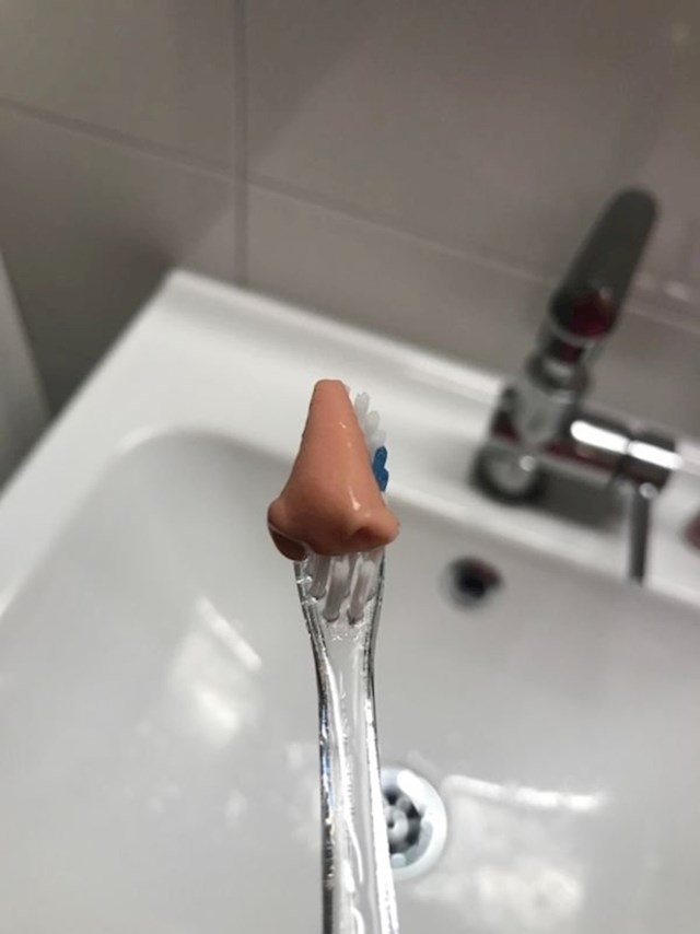Stavio je sebi malo paste za zube na četkicu, izgledala je kao nos.