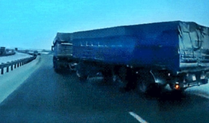 Kamion je na autocesti naglo prešao u drugu traku, vozač je snimio nevjerojatnu scenu