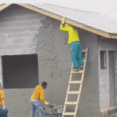 Ovakvog majstora još niste vidjeli, pogledajte kako je postavljao fasadu na kuću