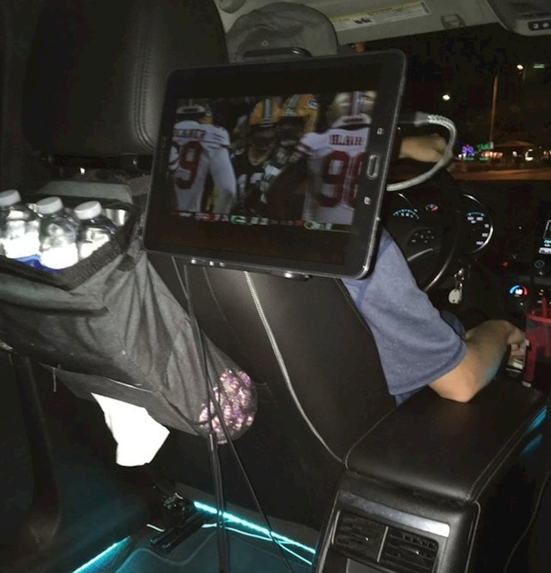 Ovaj taksist se pobrinuo da njegovi putnici maksimalno uživaju u vožnji.