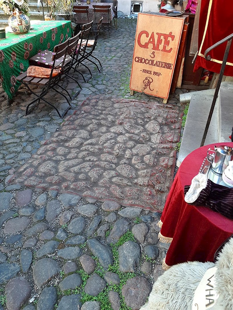 Ovaj tepih je toliko istrošen da se jedva vidi...