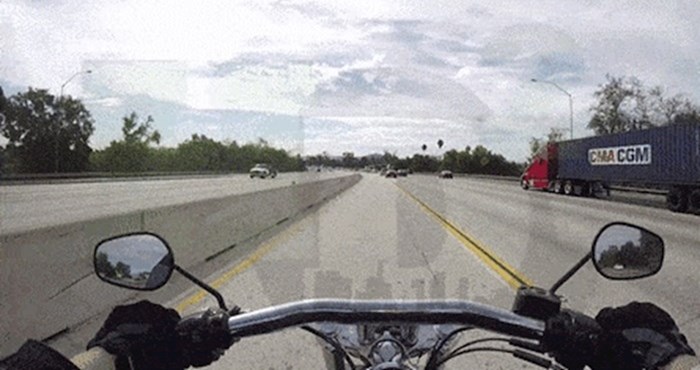 Motorist je imao sudar na autocesti, kamera na njegovoj kacigi snimila je nevjerojatan rasplet događaja