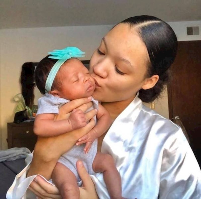 Ova beba na fotki izgleda kao da ima zavezan rep.