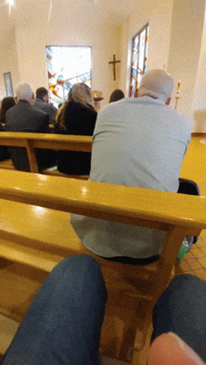 Muškarac je sjedio u crkvi i "pazio na bebu", netko je snimio čime se lik zapravo bavio