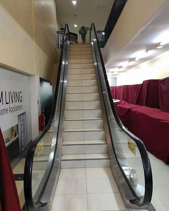 Ono kad je trgovačkom centru preskupo ugraditi pokretne stepenice...