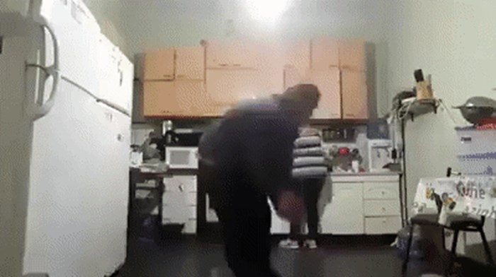 Muž je šutao loptu po kuhinji, kad je pogodio lonac, žena je šutala njega