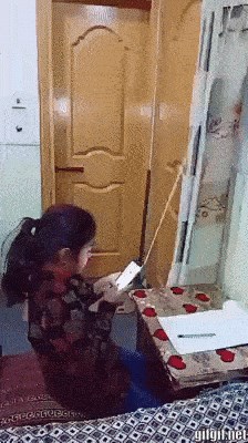 Djevojčica je smislila način kako glumiti da piše zadaću, evo što je zapravo radila