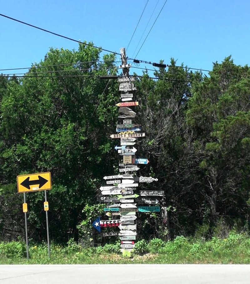U jednom selu postoji stup s putokazima do kuća svake obitelji koja živi u tom mjestu.