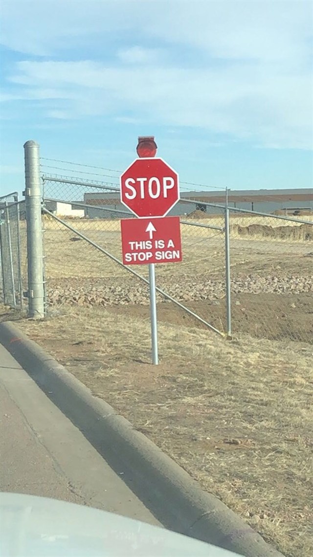 "Danas sam vidio STOP znak s dodatnim objašnjenjem."