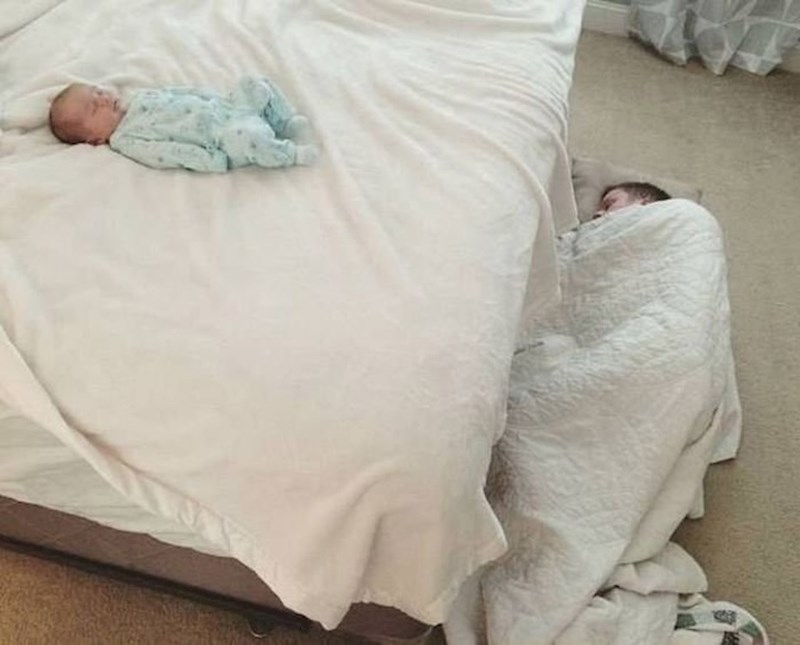 Bojao se da će leći na bebu. :)