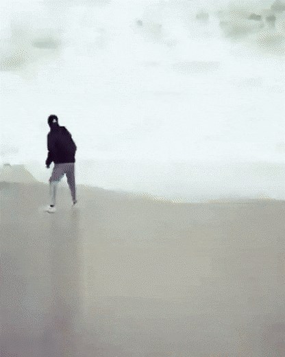 Trčao je po plaži i bježao od valova, a onda mu se dogodilo nešto što mu nikako nije trebalo