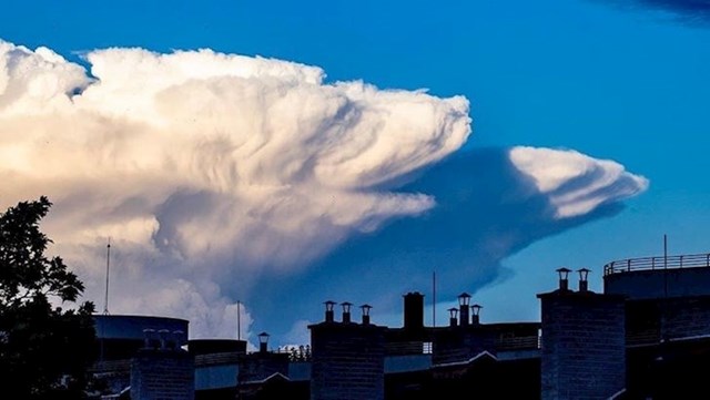 Netko je primijetio da oblaci izgledaju kao veliki polarni medvjed koji pokušava nešto dohvatiti.