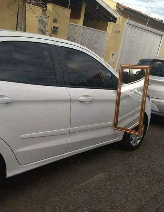 Razbio mu se desni retrovizor pa je našao zamjenu. Puno veću zamjenu.