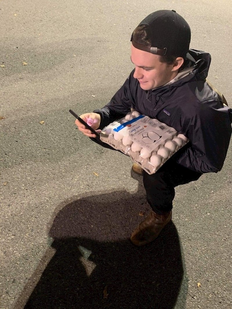 Zašto lik na ovoj slici izgleda toliko nisko?