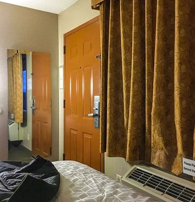 Genijalci koji su uređivali ovu motelsku sobu postavili su ogledalo kraj vrata kako bi svatko mogao špijunirati goste.