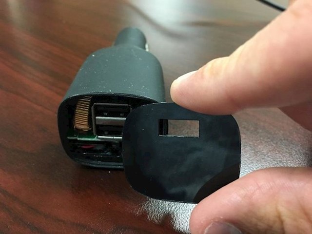 Kad je skinuo poklopac, vidio je da umjesto jednog USB priključka za auto zapravo ima dva.