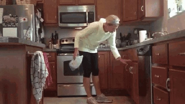 Muž je ženi u kuhinji smjestio podvalu i skrivenom kamerom snimio njenu reakciju