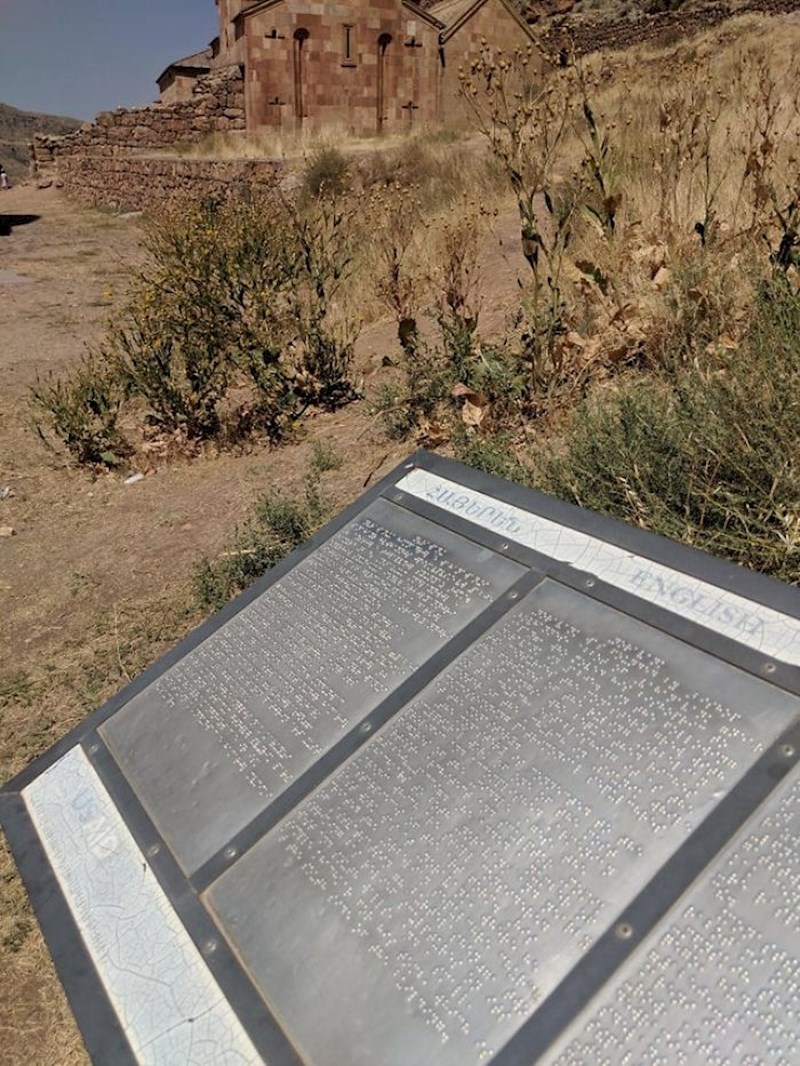 Baš pametno: Poruku na Brailleovom pismu postavili su na metalnoj ploči koja se jako zagrije kad je vani sunčano.