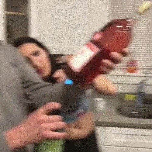 Prijatelje je pokušao zadiviti "zanimljivim trikom s bocom", ubrzo su shvatili da mu je plan bio katastrofa