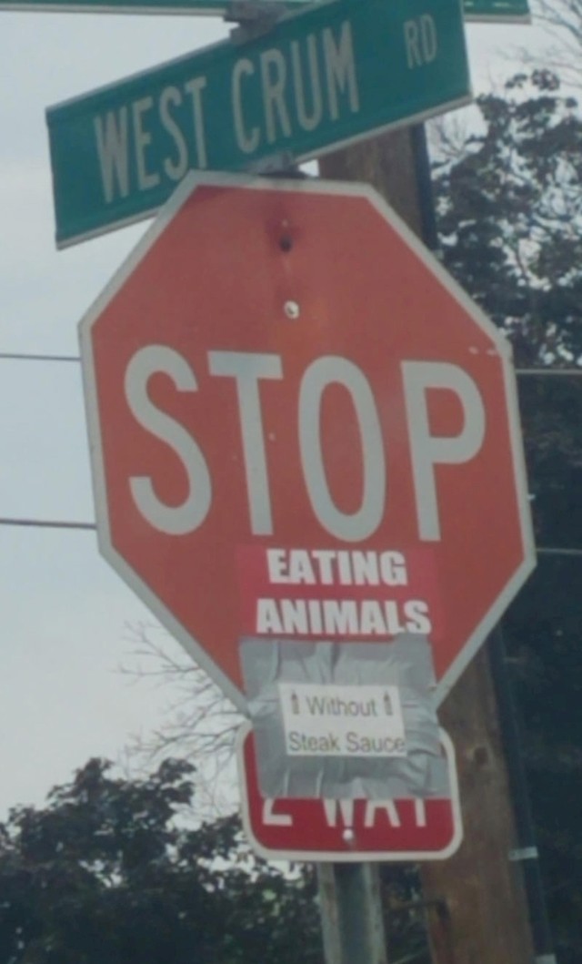 Vegani su ostavili naljepnicu na STOP znaku, no jedan ljubitelj mesa je odmah reagirao te napisao nastavak...