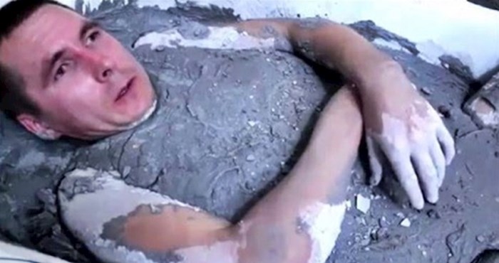 Rus se zacementirao u kadu kako bi dokazao da se može osloboditi, a onda se cement stvrdnuo