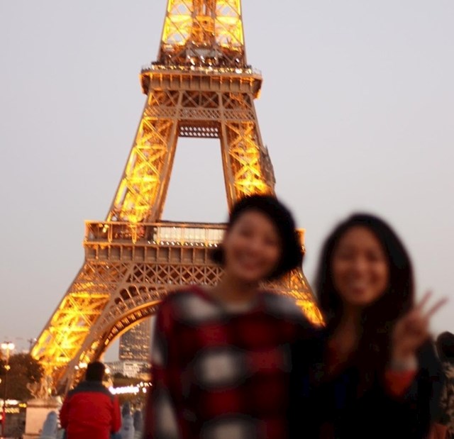 Putovanje u Pariz je bila jedinstvena prilika da se konačno slikaju ispred Eiffelovog tornja. Stranac koji ih je slikao je sve uništio.